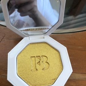 Fenty beauty highlighter “Trophy wife”